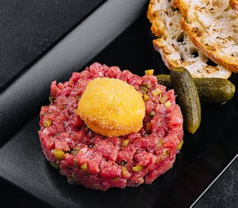 Tartar De Ternera Con Pepinos Salados Y Pan A La Parrilla Foto Premium