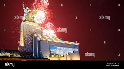 Celebratorio fuegos artificiales coloridos y monumento soviético