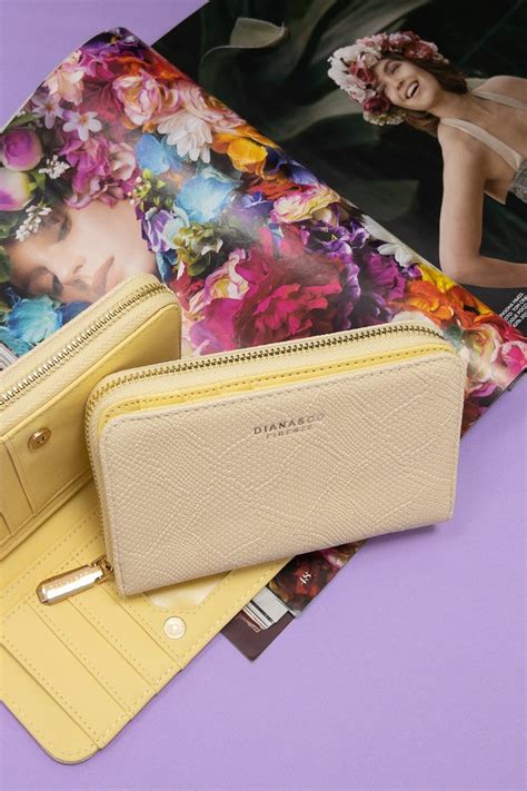 Кошелёк в минималистичном стиле со знаковым логотипом Diana&Co Firenze ...