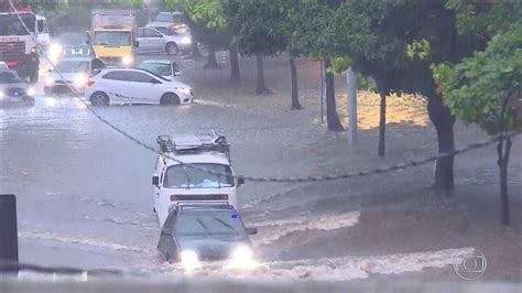 Forte chuva trava o trânsito alagamentos e deslizamentos no Grande