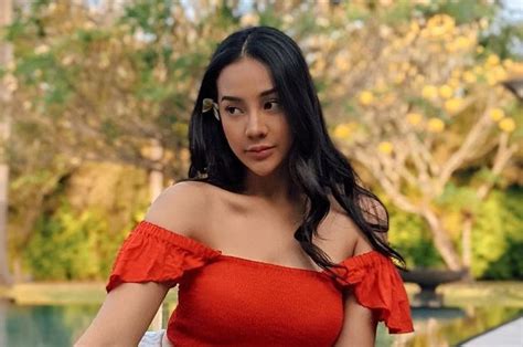 Pamer Foto Bersantai Pakai Bikini Saat Liburan Ke Bali Anya Geraldine Cuek Tanyakan Hal Ini