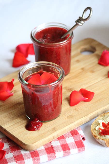 Confiture de pétales de roses fraises