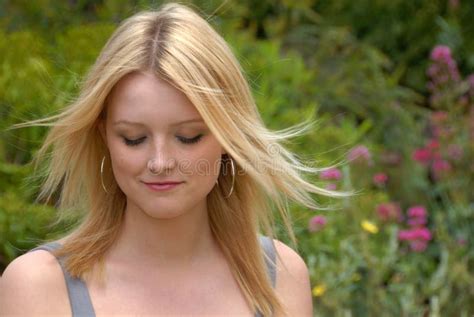 Leuke Jonge Blonde Dame Stock Foto Image Of Emotie Vrouwelijkheid