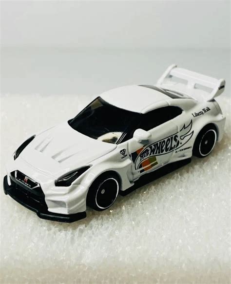 HOT WHEELS LIBERTY Walk Nissan GTR R35 silhouette Works 35GT RR blanc neuf lâche EUR 18 97