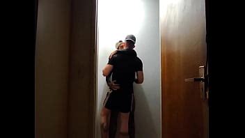 câmeras do prédio flagram amigos se pegando no corredor depois da academia XVIDEOS