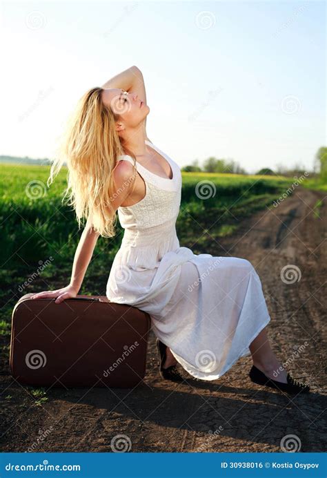 Belle Fille Blonde Dans La Longue Robe Blanche Se Reposant Sur La Valise Photo Stock Image Du