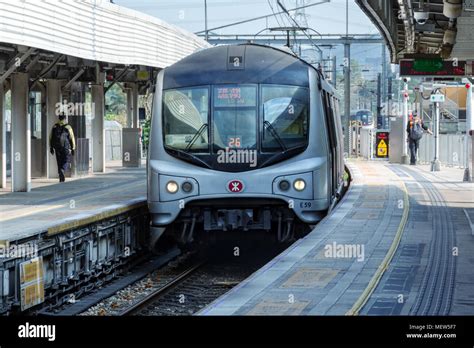 China Shenzhen Lo Wu Luohu 2018 03 12 Fast Metro Train Arrives At