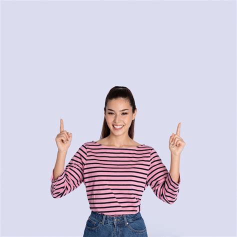 Feliz Joven Latina Apuntando Hacia El Espacio De Copia Foto Premium
