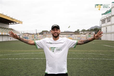 O Pai T On Neymar Promove Leil O Beneficente Camisa Autografada