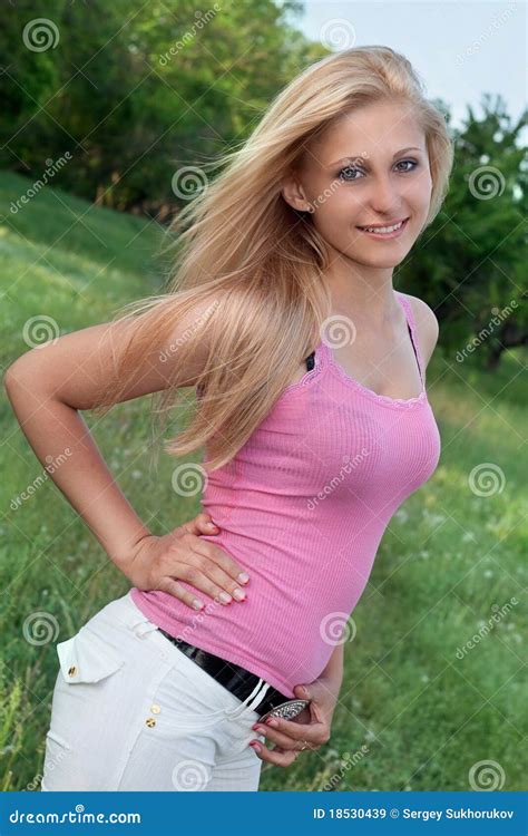 Retrato De Un Blonde Joven Sonriente Imagen De Archivo Imagen De Lindo Prado