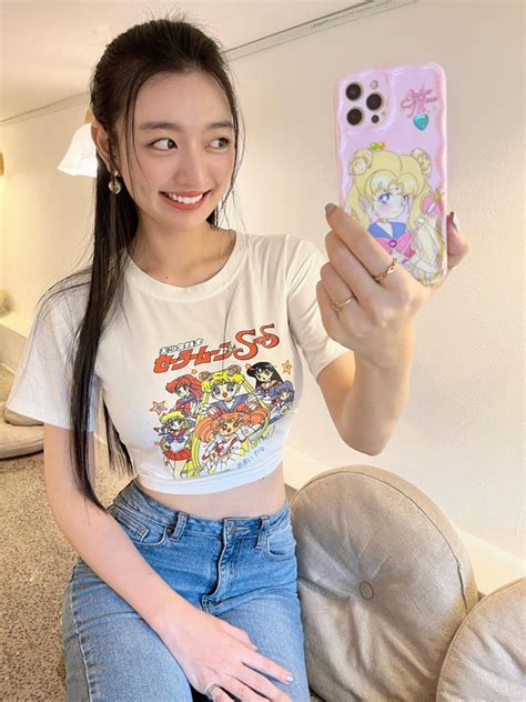 Hot girl 3 dòng máu bỏ thi Hoa hậu xuống phố khoe vóc dáng