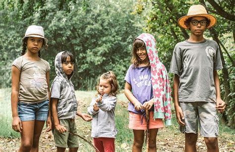 Pequenos Exploradores Amantes Da Natureza Divertindo Se Juntos Para Uma