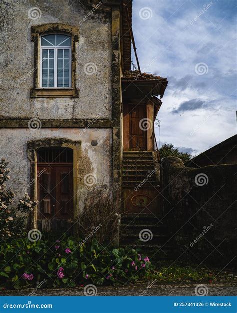 Toma Vertical De Una Fachada De Una Casa Antigua Foto De Archivo