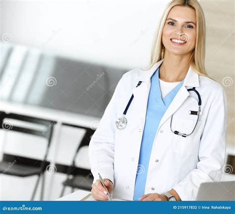 Frau Rztin Bei Der Arbeit In Der Klinik Gl Cklich Von Ihrem Beruf Blonde Rztin Kontrolliert