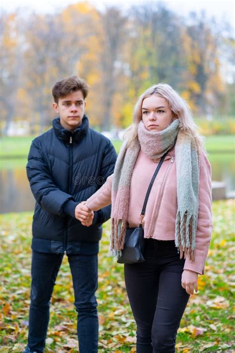 Lieve Brunette Jongen En Knappe Meid Blonde Koffie Drinken En Praten Op Date Loopende Tieners