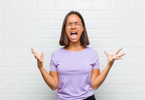 Mujer Latina Gritando Furiosamente Sinti Ndose Estresada Y Molesta Con Las Manos En Alto