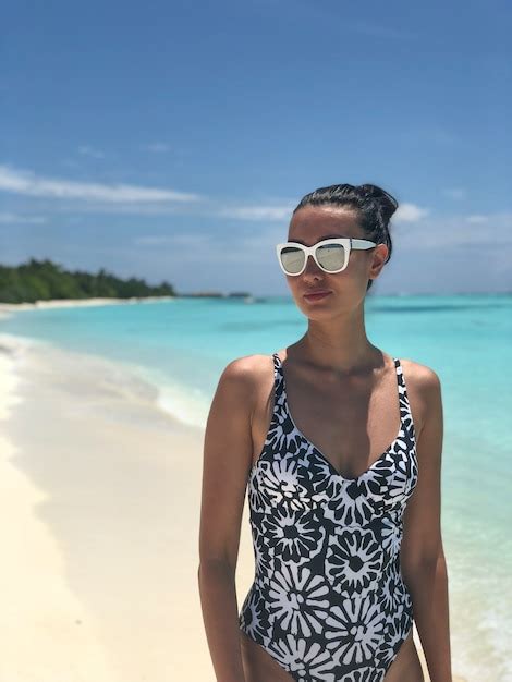 Retrato De Una Hermosa Chica Morena En Bikini Foto Premium