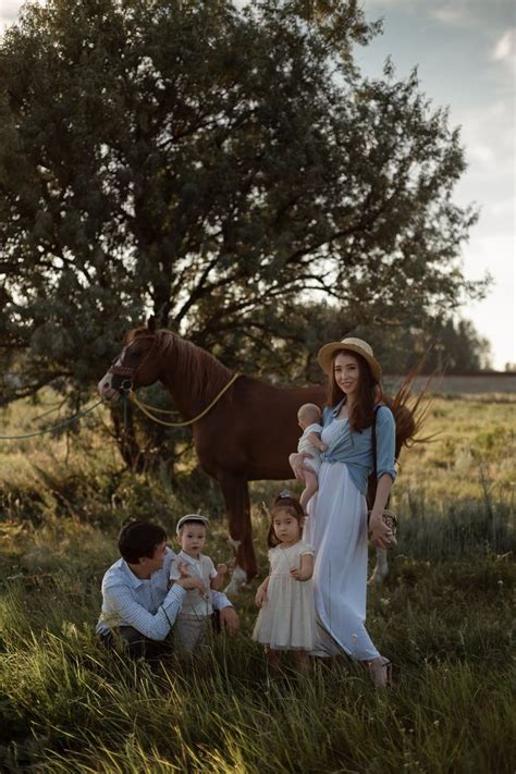 Семья на отдыхе | Family farm photos, Family photo sessions, Family ...
