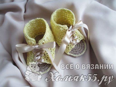 Жёлтые пинетки-сандалии крючком