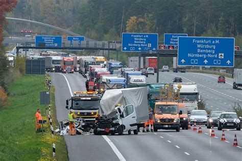 A Bei N Rnberg Schwerer Unfall Zwischen Zwei Lkw F Hrerhaus Zerquetscht