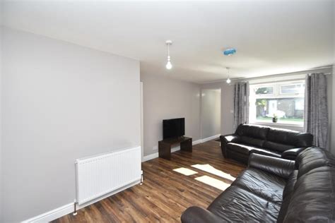 1 Bedroom Lower Cottage Flat For Sale In Formby Drive Summerston