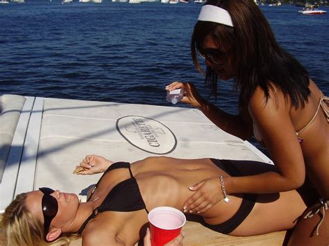 Ngintip Cewek Berpesta Bikini Di Kapal Pesiar