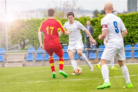 How To Be A Good Defender In Soccer Shoot Score Soccer