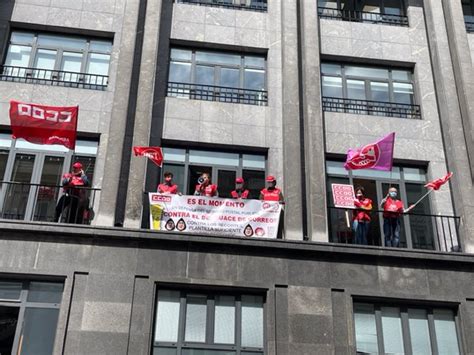 Delegados De Ccoo Y Ugt Se Encierran En La Oficina Principal De Correos En Oviedo