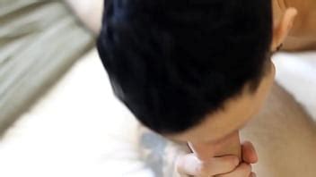 Un jeune homme excité m a emmené au lit XVIDEOS