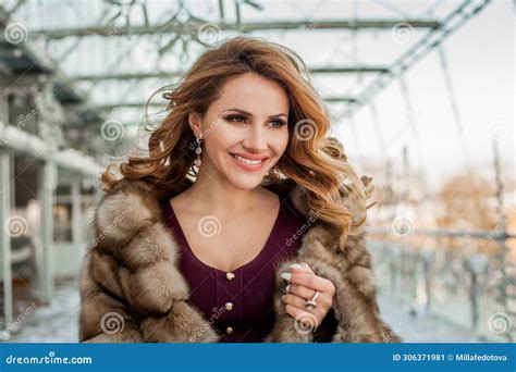 Portrait Of Beautiful Brunette Woman Wearing Fur Coat Stock Image Image Of Glamour Beauty
