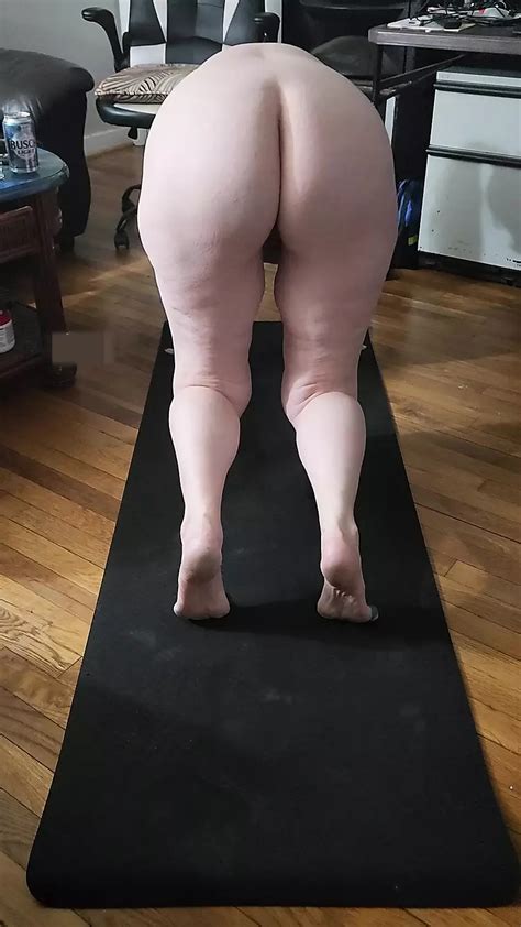 Une MILF sexy fait du yoga à poil vous pouvez vous branler xHamster