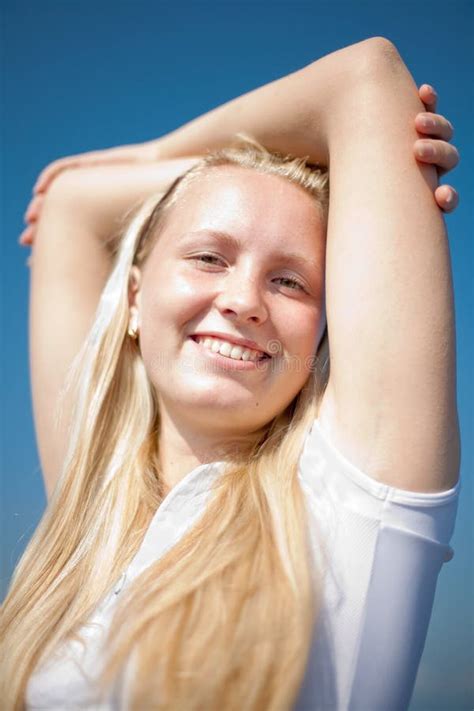 Verticale De Fille Blonde à L extérieur Image stock Image du sourire