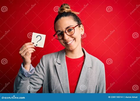 Jeune Belle Femme Blonde Aux Yeux Bleus Tenant Du Papier De Rappel Avec Point D Interrogation