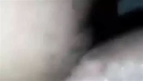 Freundin öffnet Beine und zeigt Schamlippen im Bikini am Pool