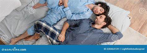 Vista Superior De Feliz Pareja Gay Imagen De Archivo Imagen De Lecho Relaje 228464139