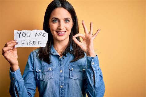 Jeune Brunette Femme Avec Les Yeux Bleus Tenant Du Papier Avec Vous Message Faire Ok Signe Avec