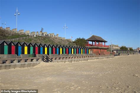 Los lugareños enojados exigen la acción después de su hermosa playa hombres desnudos gay en