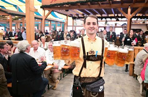 OB Nopper eröffnet Volksfest mit zwei Schlägen