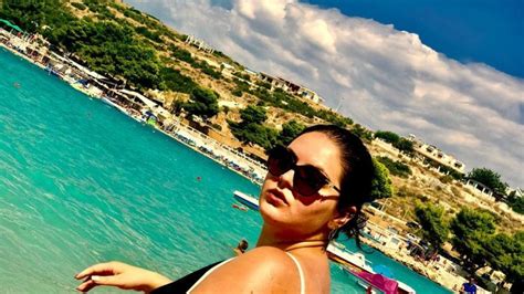 Fifi Publishes Photos In A Bikini Telegrafi Telegrafi