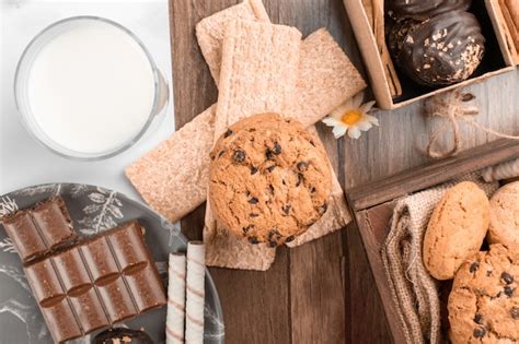 Galletas De Avena Con Chispas De Chocolate Y Un Vaso De Leche Vista