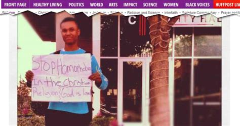 Jovem gay rasga a Bíblia durante aula e é suspenso da escola nos EUA