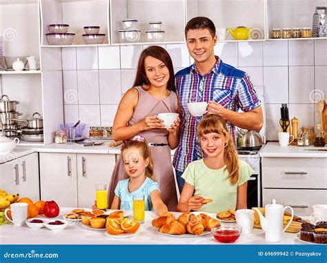 Grande Famille Avec Deux Enfants Prenant Le Petit D Jeuner Dans La