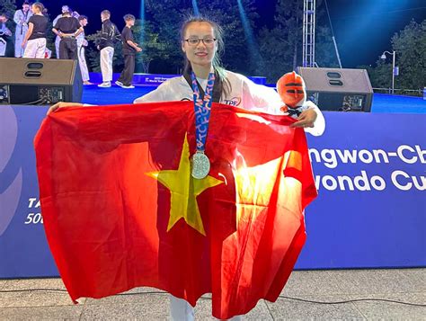 Hot girl làng võ Châu Tuyết Vân và đội quyền taekwondo Việt Nam đoạt HCB thế giới
