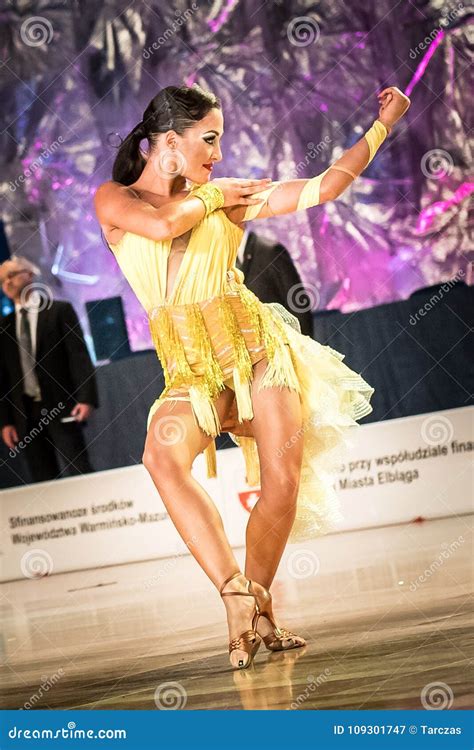 Bailarines Que Bailan La Danza Latina Fotografía editorial Imagen de bailando pares