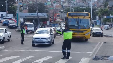 Batida E Ve Culos Quebrados Deixam Tr Nsito Lento Em Pontos De Salvador