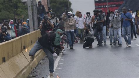 Disturbios Y Saqueos Tras Protesta Opositora Cerca De Caracas El