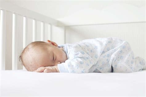 posisi tidur terbaik  bayi balipostcom