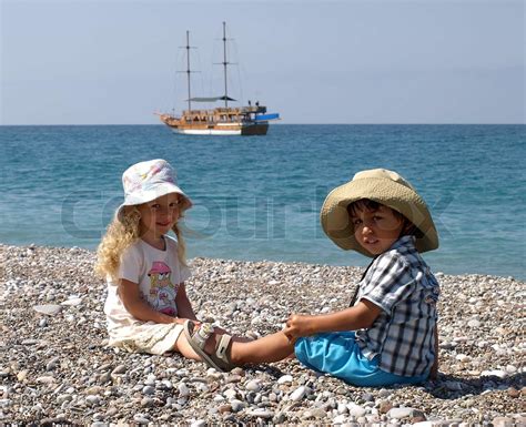 Lille Dreng Pige Strand Stock Foto Colourbox