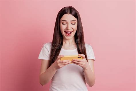 Foto De Una Atractiva Jovencita De Brunette Emocionada Jugando Un Videojuego En Un Smartphone