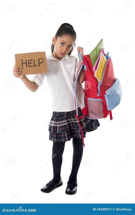 Piccola Ragazza Latina Dolce Della Scuola Che Porta Zaino O Cartella Pesante In Pieno Immagine